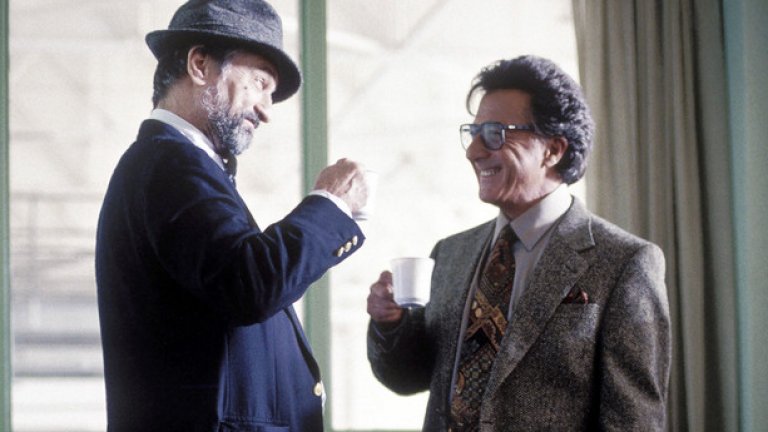 "Да разлаем кучетата" (Wag The Dogs) e комедия от 1997-ма година, с участието на Робърт де Ниро. Във филма се разказва за секс-скандал на високо ниво в САЩ, от който трябва да бъде отвечено вниманието много бързо. За целта се създава фашива война с Албания, която да пълни новинарските емисии. Филмът излиза по екраните година, преди да се случи секс-скандала с президента Бил Клинтън и стажантката Моника Люиснки, който в действетелността довежда до импийчмънт на президента.