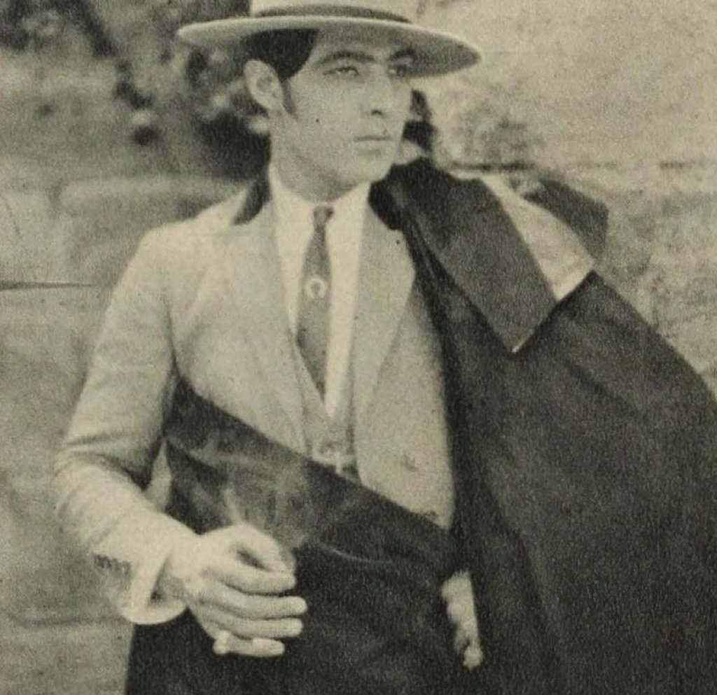 Rudolph_Valentino_in_the_Blue_Book_of_the_Screen_02
