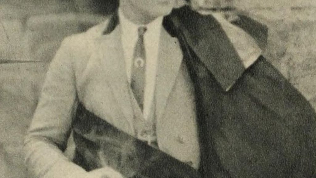 Rudolph_Valentino_in_the_Blue_Book_of_the_Screen_02