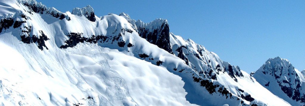 Loose_snow_and_slab_avalanches_near_mt_shuksan