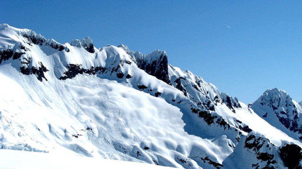 Loose_snow_and_slab_avalanches_near_mt_shuksan
