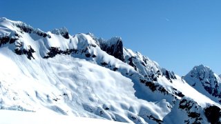 Loose_snow_and_slab_avalanches_near_mt_shuksan