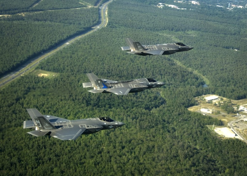 1280px-F-35_Lightning_II_variants_in_flight_near_Eglin_AFB_in_2014