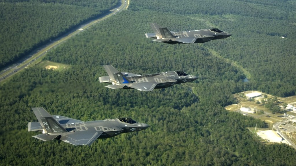 1280px-F-35_Lightning_II_variants_in_flight_near_Eglin_AFB_in_2014