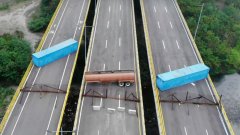 Един от кадрите на седмицата: по заповед на венецуелския президент Николас Мадуро армията блокира мост на границата с Колумбия с помощта на заграждения, цистерна и два контейнера. Целта е да не могат във Венецуела да влязат камиони с хуманитарна помощ. В същото време у нас се случват едни не по-малко странни неща...