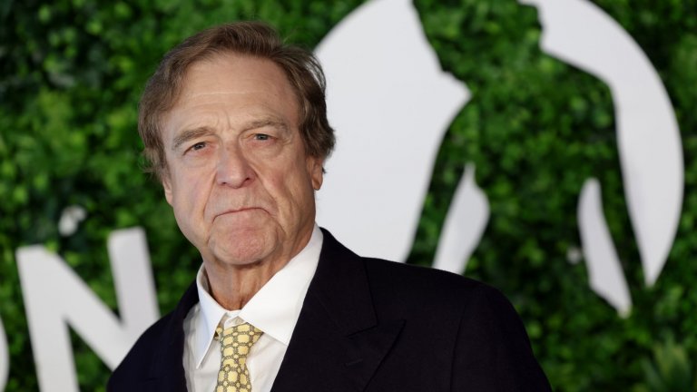 Джон Гудман
Друг от любимите ни актьори от “Големият Лебовски” също остана без дом. Имението му в Пасифик Палисейдс бе едно от първите, които изгоряха, след като калифорнийските пожари увеличиха обхвата си. От имота му са останали само развалини и басейна в задния двор, пълен с почерняла вода.