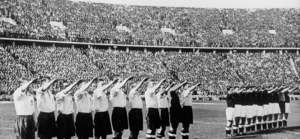 1938 г., Олимпийски игри.
Англия побеждава Германия с 6:3 в Берлин, а за щастие на домакините Адолф Хитлер не е на мача.
Играчите на Германия вдигат ръце за нацистки поздрав преди двубоя, а англичаните, въпреки нареждането на тяхното външно министерство, не се подчиняват изцяло - половината не вдига ръка, а останалите свиват юмрук, вместо да изпънат длан.