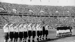 1938 г., Олимпийски игри.
Англия побеждава Германия с 6:3 в Берлин, а за щастие на домакините Адолф Хитлер не е на мача.
Играчите на Германия вдигат ръце за нацистки поздрав преди двубоя, а англичаните, въпреки нареждането на тяхното външно министерство, не се подчиняват изцяло - половината не вдига ръка, а останалите свиват юмрук, вместо да изпънат длан.