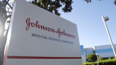Съдебни заседатели в Пенсилвания решиха, че Johnson and Johnson трябва да плати 8 милиарда долара обезщетение на Никълъс Мъри - мъж, който твърди, че медикамент на компанията е довел до това да му пораснат гърди.