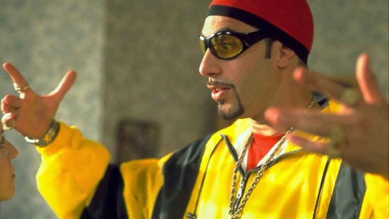 Ali G
Предна позиция заслужава и първият популярен образ на комика. Ali G знае малко за много теми и не се страхува да пита, колкото и глупави да са въпросите му според гостите. След дебюта си в британското шоу The 11 O'Clock Show той се сдобива със собствено такова - Da Ali G Show, а впоследствие и игрален филм - Ali G Indahouse (2002 г.) - една доста по-традиционно филмова продукция в сравнение с бъдещите по-импровизирани и рискови проекти на актьора.
