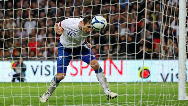 9. Англия - Испания 1:0 (12 ноември 2011, приятелски мач). Към онзи момент Испания бе спечелила Евро 2008 и Мондиал 2010, като се готвеше за титлата и от Евро 2012. Тимът на Висенте Дел Боске излезе с всичките си звезди на "Уембли" и владееше топката по познатия начин. Англия отговори с типичната за Фабио Капело дисциплинирана и търпелива игра. В началото на второто полувреме Франк Лампард отбеляза единственото попадение. 
