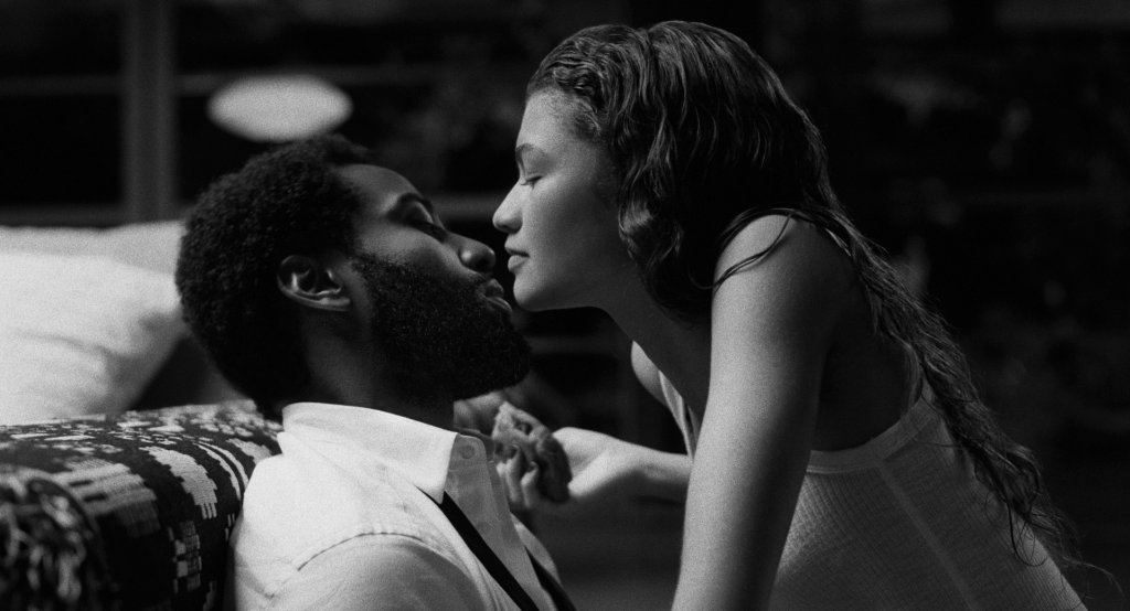 Malcolm & Marie
Премиера: 5 февруари
Къде: Netflix 
Романтичната драма разказва за филмов режисьор и неговата приятелка. В нощта на премиерата на последния филм на режисьора връзката на двамата е поставена на тест, докато различни разкрития за отношенията им излизат наяве. Филмът вече имаше ограничено киноразпространение в САЩ, но до нас достига с премиерата си в Netflix. Режисьор е Сам Левинсън ("Еуфория"), а в главните роли са Джон Дейвид Уошингтън ("Тенет") и Зендая (също "Еуфория").