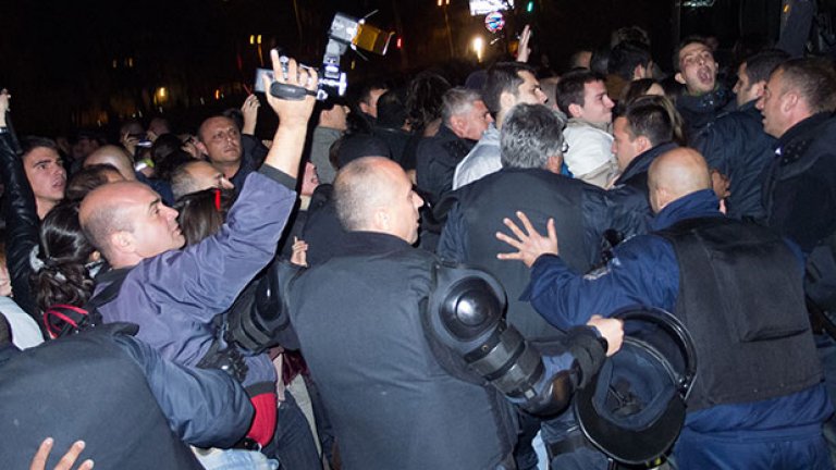 При сблъсъка нямаше тежко пострадали, един беше арестуван от полицията