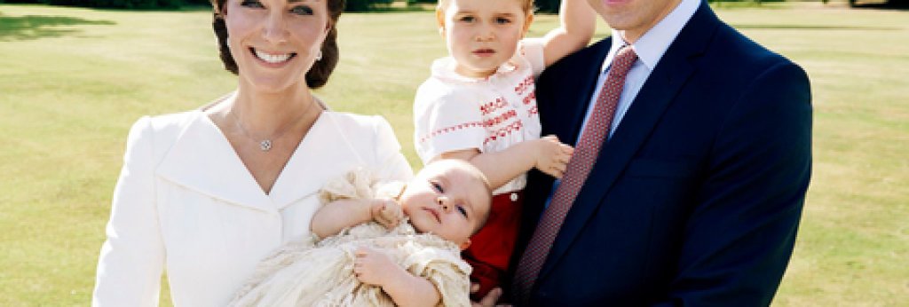 След кръщенето си Шарлот е заснета в първия си семеен портрет.