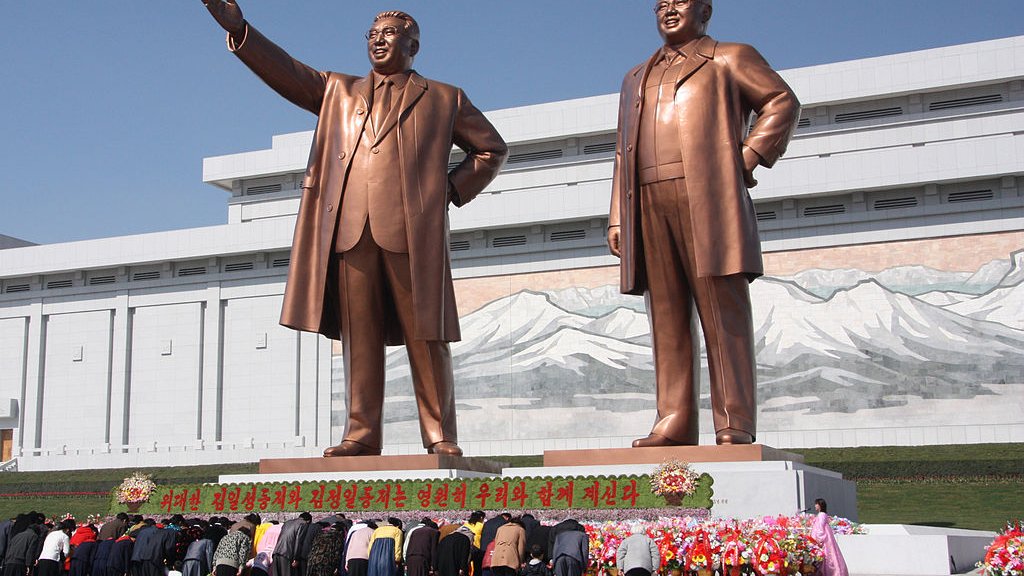 1024px-The_statues_of_Kim_Il_Sung_and_Kim_Jong_Il_on_Mansu_Hill_in_Pyongyang_(april_2012)