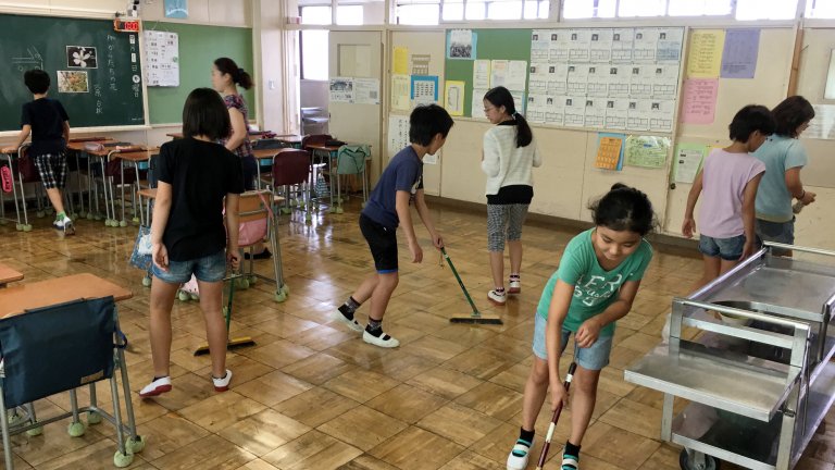В училищата в Япония това е норма.