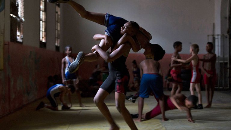 Към днешна дата в Куба има около 32 000 преподаватели по физкултура и спорт (приблизително по 1 учител на 320 жители), което е 50 пъти повече от данните от 1959 година. Държавата отделя 100 млн. песо (4 млн. долара) всяка година за развитието на спорта