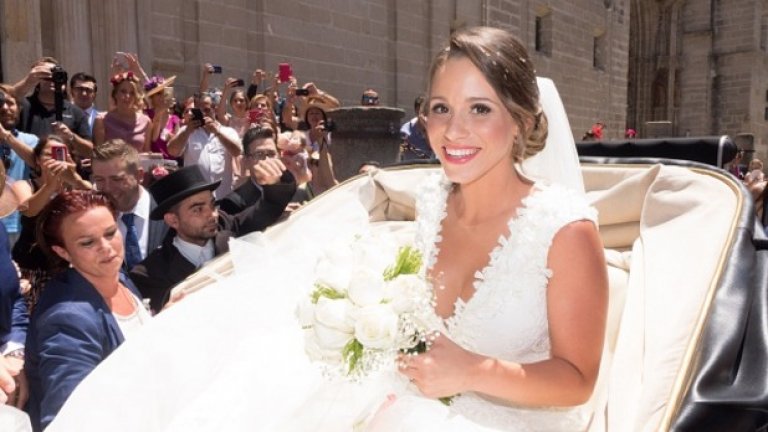 Ракел Маури в красива бяла рокля