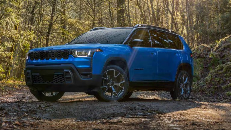 Jeep CherokeeПрез 2026 г. Jeep Cherokee вече е хибрид със задвижване едновременно на четирите гуми, който се справя великолепно както на дълъг път, така и на офроуд. При комбиниран режим на шофиране може да измине над 800 километра, като междувременно запазва мускулестия и агресивен профил на Jeep.