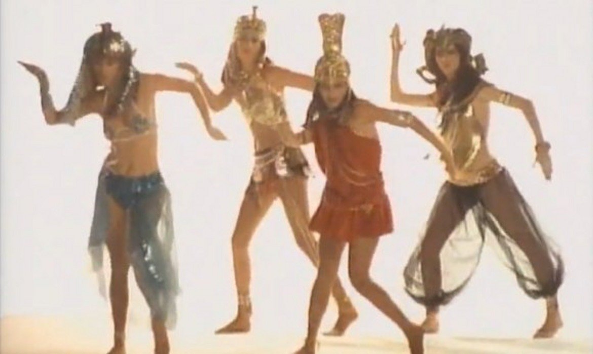 The Bangles - Walk Like an Egyptian - 1986 г. 
Когато през 1986 г. се появява култовото видео на The Bangles към песента Walk Like an Egyptian, специфичните танци, наподобяващи египетски йероглифи, стават адски популярни и обикалят множество дискотеки по целия свят. Движенията са забавни, нелепи и учудващо сложни (поне в началото) за координация. Но и до днес на фона на тази песен все някой ще направи поне част от танца.