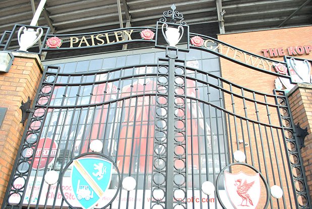 "Портата на Пейсли" води към трибуната "Коп" на стария славен стадион. Зад нея историята и традициите се смесват с неизбежните туристи, фотоапарати, бизнес и модерен футбол.