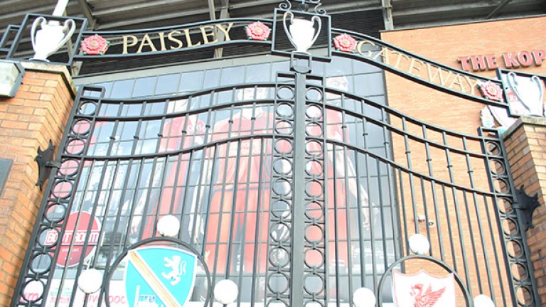 "Портата на Пейсли" води към трибуната "Коп" на стария славен стадион. Зад нея историята и традициите се смесват с неизбежните туристи, фотоапарати, бизнес и модерен футбол.