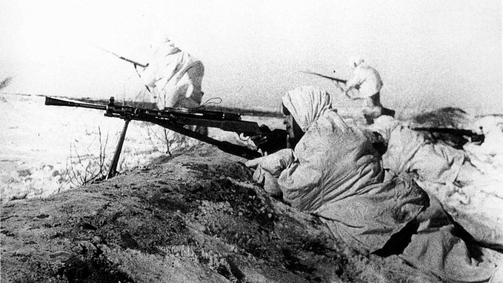 Soviet_machinegunner_opened_covering_fire