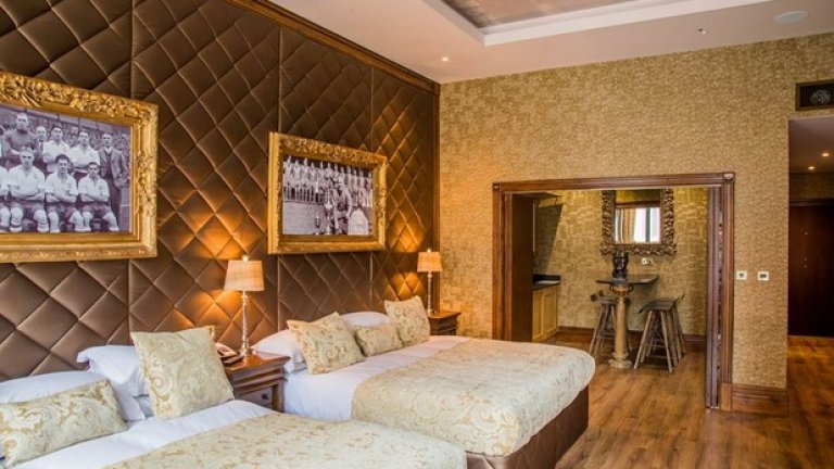 Снимки, които никога не са публикувани, бяха дарени безвъзмездно на хотела от наследниците на Шенкли. Апартаментите са украсени и с бюст на великия треньор, както и с негови фрази, изписани по таваните над спалните.