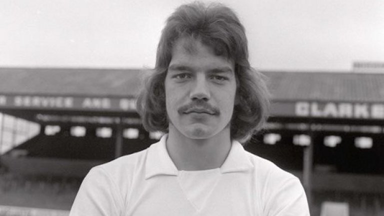През 1971-а Сам облече екипа на Болтън и прекара 9 години в тима преди отново да се завърне през 1985-а.