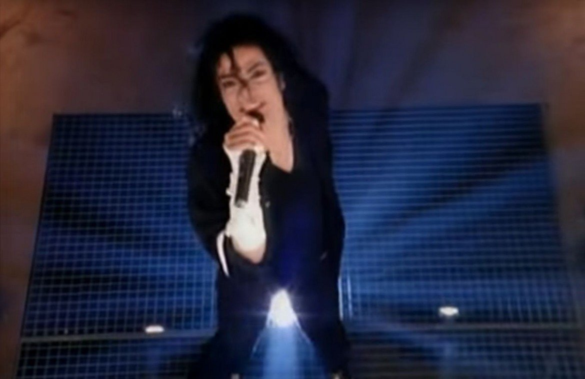 Майкъл Джексън и Слаш - Give In To Me

Майкъл Джексън, въпреки всички скандали около името му, си остава Кралят на попа. Въпреки (а може би заради) това, той успява да създаде и запомняща се рок балада с помощта на легендата на Guns`n`Roses Слаш. Песента "Give In To Me" е част от албума "Dangerous" (1991) и е едно от доказателствата, че музиканти от различни жанрове заедно могат да създават магия, която десетилетия по-късно да може да предизвика все така силна реакция у слушателя.