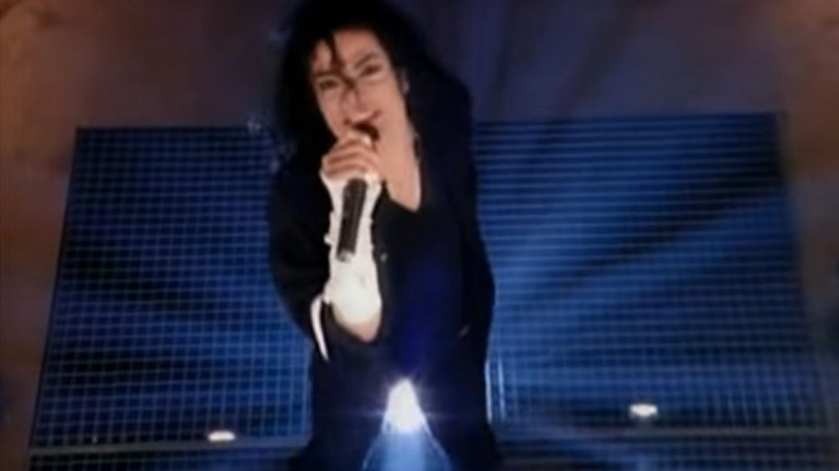 Майкъл Джексън и Слаш - Give In To Me

Майкъл Джексън, въпреки всички скандали около името му, си остава Кралят на попа. Въпреки (а може би заради) това, той успява да създаде и запомняща се рок балада с помощта на легендата на Guns`n`Roses Слаш. Песента "Give In To Me" е част от албума "Dangerous" (1991) и е едно от доказателствата, че музиканти от различни жанрове заедно могат да създават магия, която десетилетия по-късно да може да предизвика все така силна реакция у слушателя.