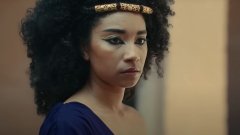Режисьорката на Queen Cleopatra защитава сериала, а актрисата в главната роля - Адел Джеймс (на снимката) - заплаши, че ще блокира обиждащи хора в социалните мрежи.