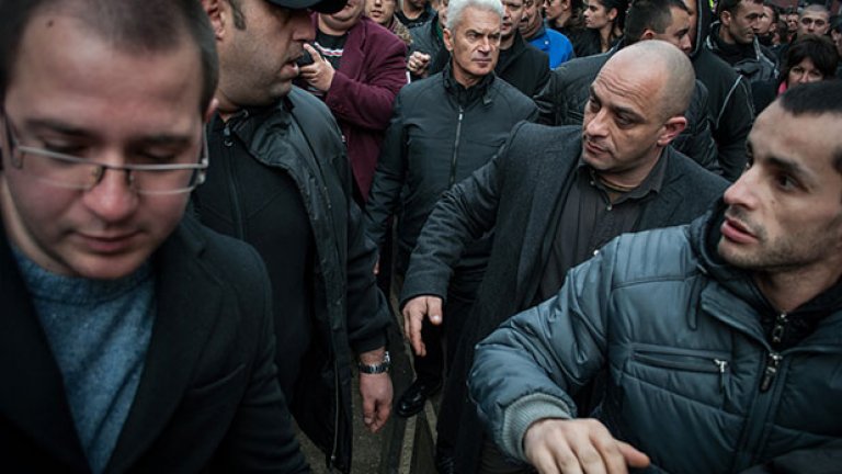 В.С. заедно със своята охрана