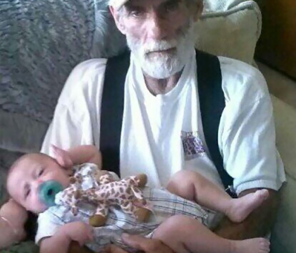 Оцелял след тежка форма на рак заедно с внучето си. Бащата на детето споделя, че видял за първи път в живота си дядото да плаче. Той споделил, че именно това е чакал всичките години, докато се е борил с коварната болест – да подържи в ръце своето внуче.