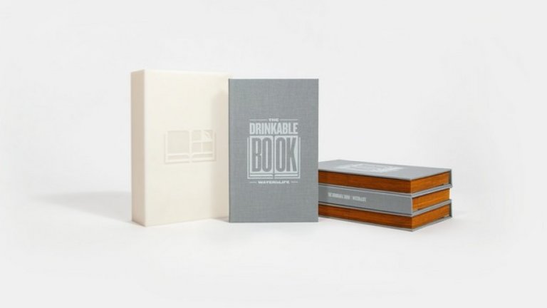 Книгата, която филтрира вода
The Drinkable Book
Приблизително 663 милиона души по света нямат достъп до чиста вода, отчасти защото филтрирането й е скъпо и сложно. Благодарение на специална технология, развита от екип учени в продължение на няколко години, страниците на тази книга се удвояват, докато водата се филтрира, и убиват 99% от бактериите, вредни за човека.