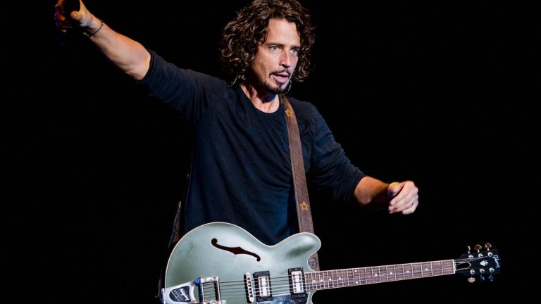 Chris Cornell - You Know My Name ("Джеймс Бонд: Казино Роял")
Друг "Бонд" претендент, покойният вече Крис Корнел прави страхотна и запомняща се песен. Да, тя може и да не е сред най-култовите, когато става въпрос за шпионската поредица, но проявяваме малко пристрастност заради Корнел.
