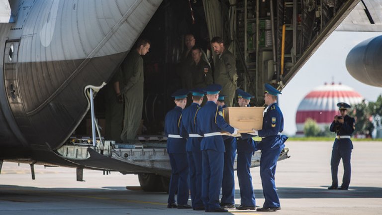 Холандия посреща телата на жертвите от MH17