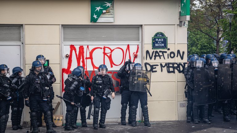 Стотици арестувани, палежи и сълзотворен газ за Деня на труда във Франция