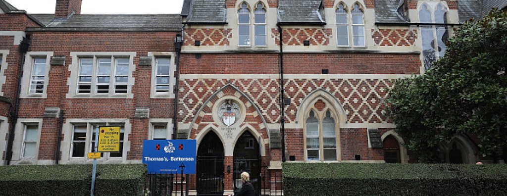 Това е училището Thomas\\\'s Battersea school, в което учи Джордж. Годишната такса е 18 хиляди паунда или близо 40 хиляди лева.  Мотото е \\\"Бъди мил с другите\\\".