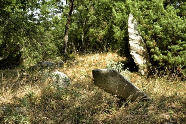 Гробището на Модрен отдавна е потънало в забрава. Паметните плочи са се изкривили от времето, а изникналите наоколо бурени се стараят да скрият тази тъжна гледка от погледа на малкото хора, минаващи оттук