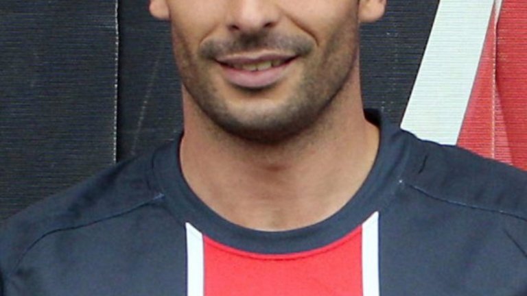 5. Людовик Жули. Един от най-популярните футболисти от това поколение. Жули бе капитан на Монако в приказния сезон 2003/04, в който тимът игра финал в Шампионска лига, а две години по-късно стана клубен шампион на Европа с Барселона. Жули прекара година в Рома, а после се върна във Франция, а в сезон 2010/11 вкара шест гола за ПСЖ.