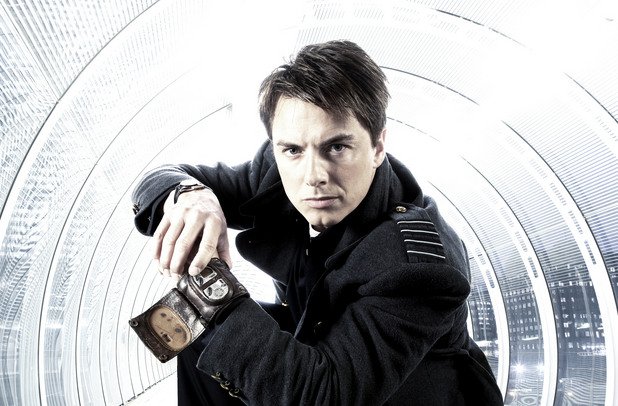 Торчууд

На английски Torchwood е анаграма на Doctor Who, така че да е ясно на кой култов британски сериал е spin-off. Главният персонаж Капитан Джак Харнет е един от старите спътници на Доктора, извънземно на повече от 1500 години, което пътува през времето и пространството със стара полицейска телефонна кабина. В „Торчууд“ Капитана остава на Земята, където ръководи институт за борба срещу извънземни и свръхестествени заплахи. 
