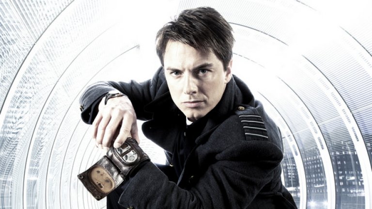 Торчууд
На английски Torchwood е анаграма на Doctor Who, така че да е ясно на кой култов британски сериал е spin-off. Главният персонаж Капитан Джак Харнет е един от старите спътници на Доктора, извънземно на повече от 1500 години, което пътува през времето и пространството със стара полицейска телефонна кабина. В „Торчууд“ Капитана остава на Земята, където ръководи институт за борба срещу извънземни и свръхестествени заплахи.