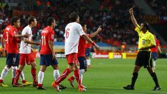 Съдията бе в центъра на вниманието и на мача Чили - Швейцария