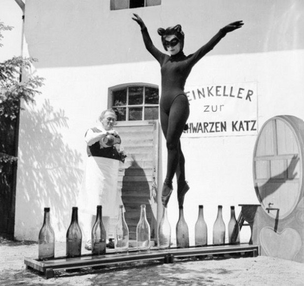 17-годишната Биянка Пасарге от Хамбург танцува върху винени бутилки в костюм на котка, 1958 година
