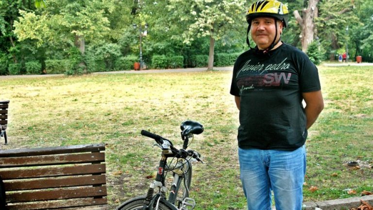 Александър от София е видимо притеснен, както се вижда и на снимката, но е ужасно симпатичен.Докато си хапва сандвич, му навлизам в личното пространство с някои бирени въпроси. Той е активен колоездач от вече 15 години, но с бирата много не се разбират."Не пия бира и много завиждам на хората, които пият. Не мога. Само бира не пия. Иска ми се, но не ми понася. Карам почти всеки ден. Има голяма разлика за колоездачите, сравнено с преди години. Преди шофьорите бяха много по-нетолерантни от сега. Определено се забелязва промяна. Хората имат различно отношение."Казва, че за бирата не знае, но плюсовете от управляването на велосипед в София са, че хем е здравословно, хем е голямо удоволствие. Съгласни сме.