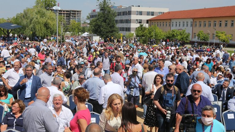 Около 4000 активисти се събраха на открито пред "София тех парк" в столицата.