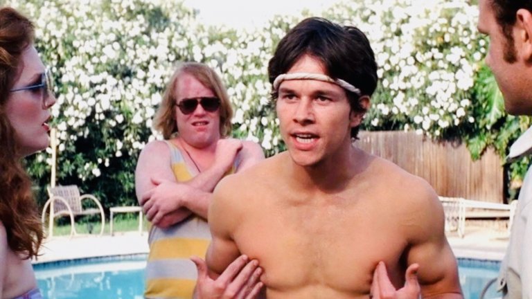 “Буги нощи”
Като се има предвид, че филмът на Пол Томас Андерсън хвърля поглед към света на порно индустрията от началото на 80-те години, не е изненада, че най-стопираният кадър е привлякъл вниманието заради интимните органи.
В сцената Марк Уолбърг се изявява в образа на порно звездата Дърк Диглър.Той се появява по бельо в сцена, снимана край басейн, а интересът, който кара хората да натискат “Стоп”, е колебанието дали носи протеза в слипа си или е напълно естествен.