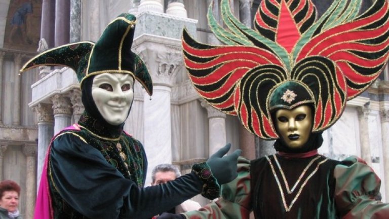 Карнавалът във Венеция, Италия се провежда от 1162 година на площад Сан Марко във Венеция
