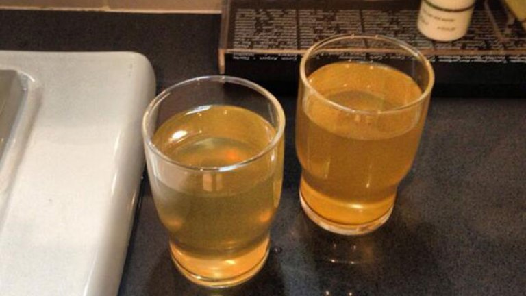 Стейси Клеър от "Чикаго Трибюн" се похвали, че е измила лицето си с минерална вода, след като от рецепцията на хотела, в който е отседнала, са я предупредили да не използва дори вода за миене